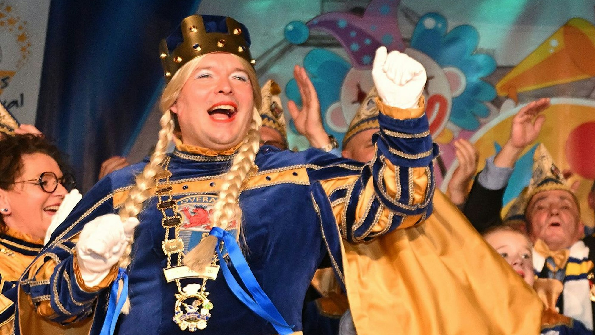 Jungfrau Timona (Timo Boxberg) tanzt bei der Proklamation auf der Bühne.