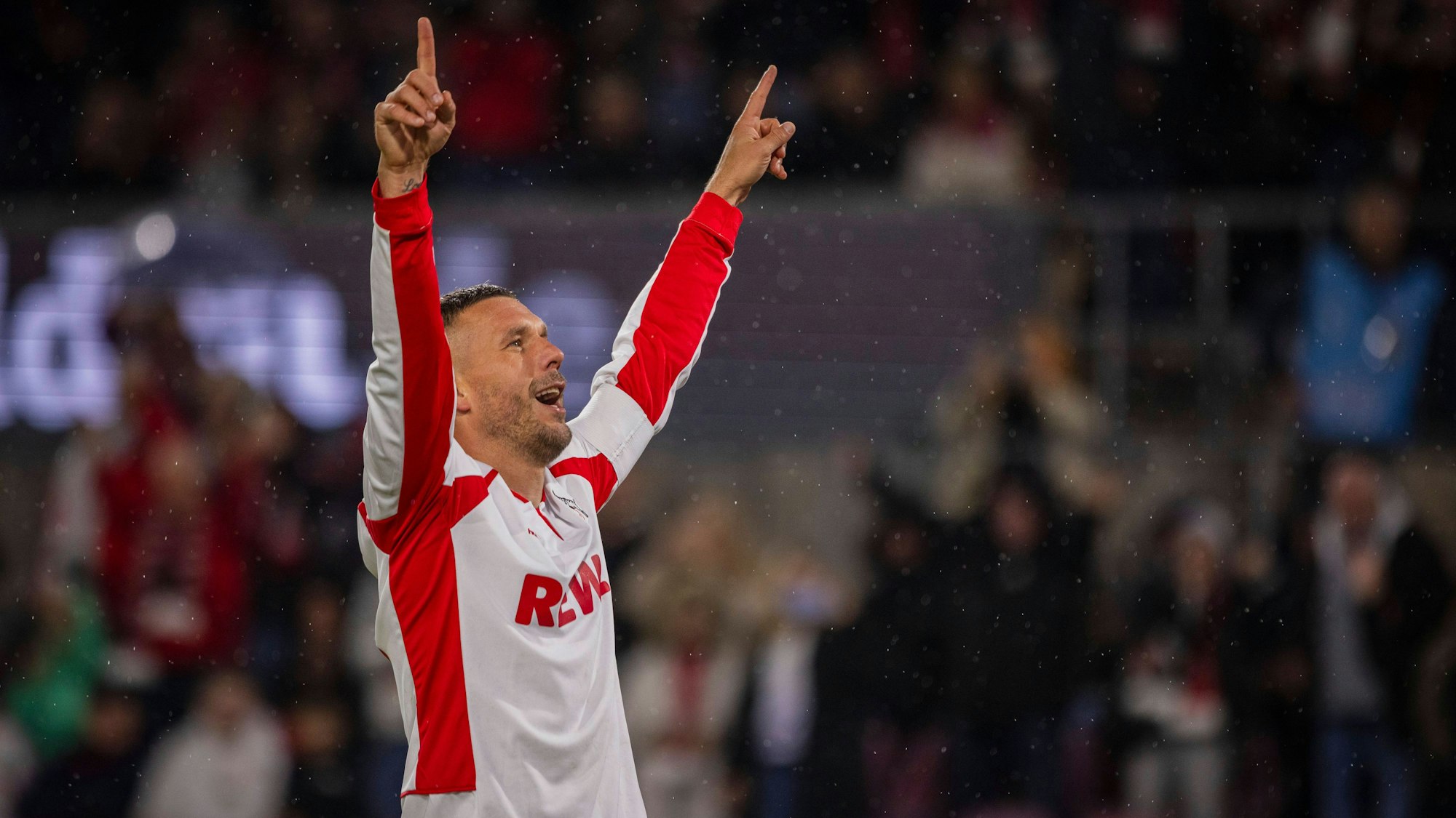 Lukas Podolski verabschiedete sich am 10. Oktober von seinen Kölner Fans im Rhein-Energie-Stadion. Seine Fußball-Karriere hat der 39-Jährige aber noch nicht beendet.