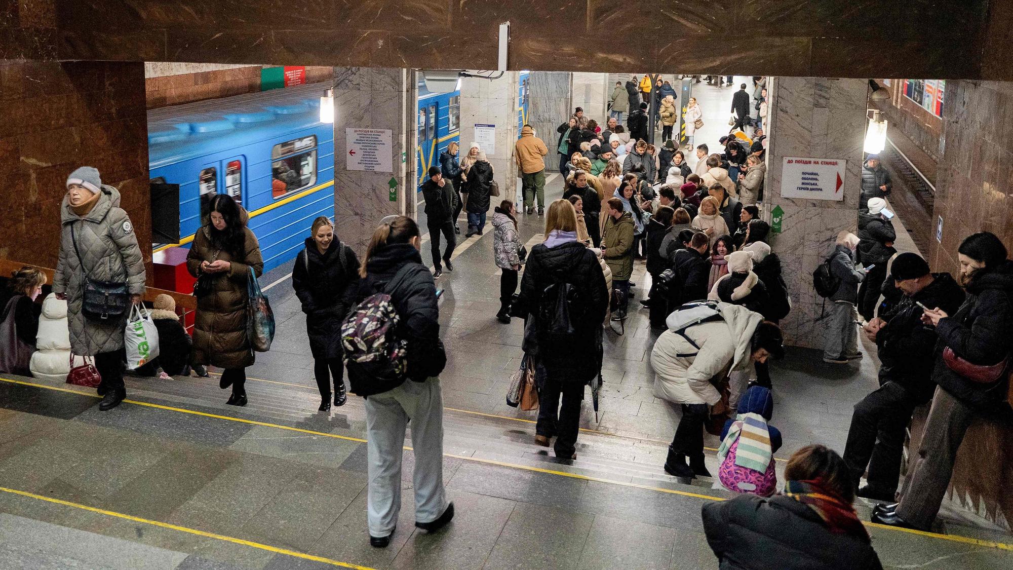 Anwohner in Kiew versammeln sich während eines Luftalarms in einer Metro-Station.