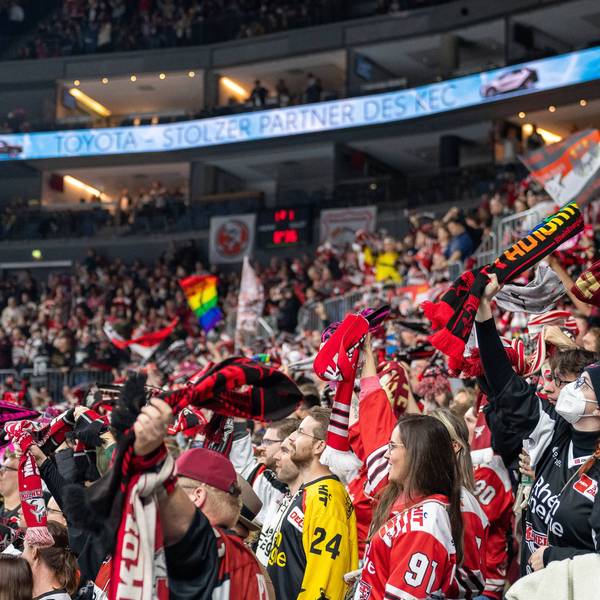 Koelner Fans feiern ihre Mannschaft friedlich in der Lanxess-Arena. Vor dem Derby zwischen den Kölner Haie und der DEG hatte es Fan-Randale gegeben.