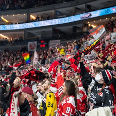 Koelner Fans feiern ihre Mannschaft friedlich in der Lanxess-Arena. Vor dem Derby zwischen den Kölner Haie und der DEG hatte es Fan-Randale gegeben.