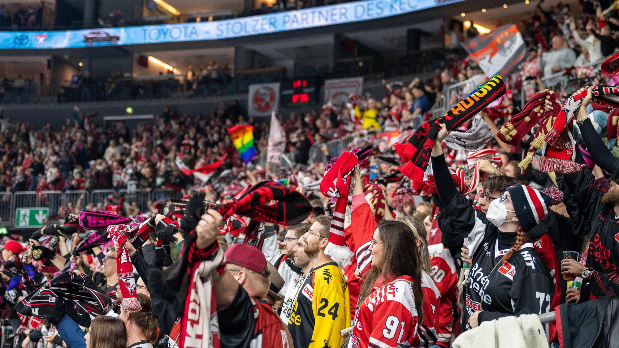 Koelner Fans feiern ihre Mannschaft friedlich in der Lanxess-Arena. Vor dem Derby zwischen den Kölner Haie und der DEG hatte es Fan-Randale gegeben.