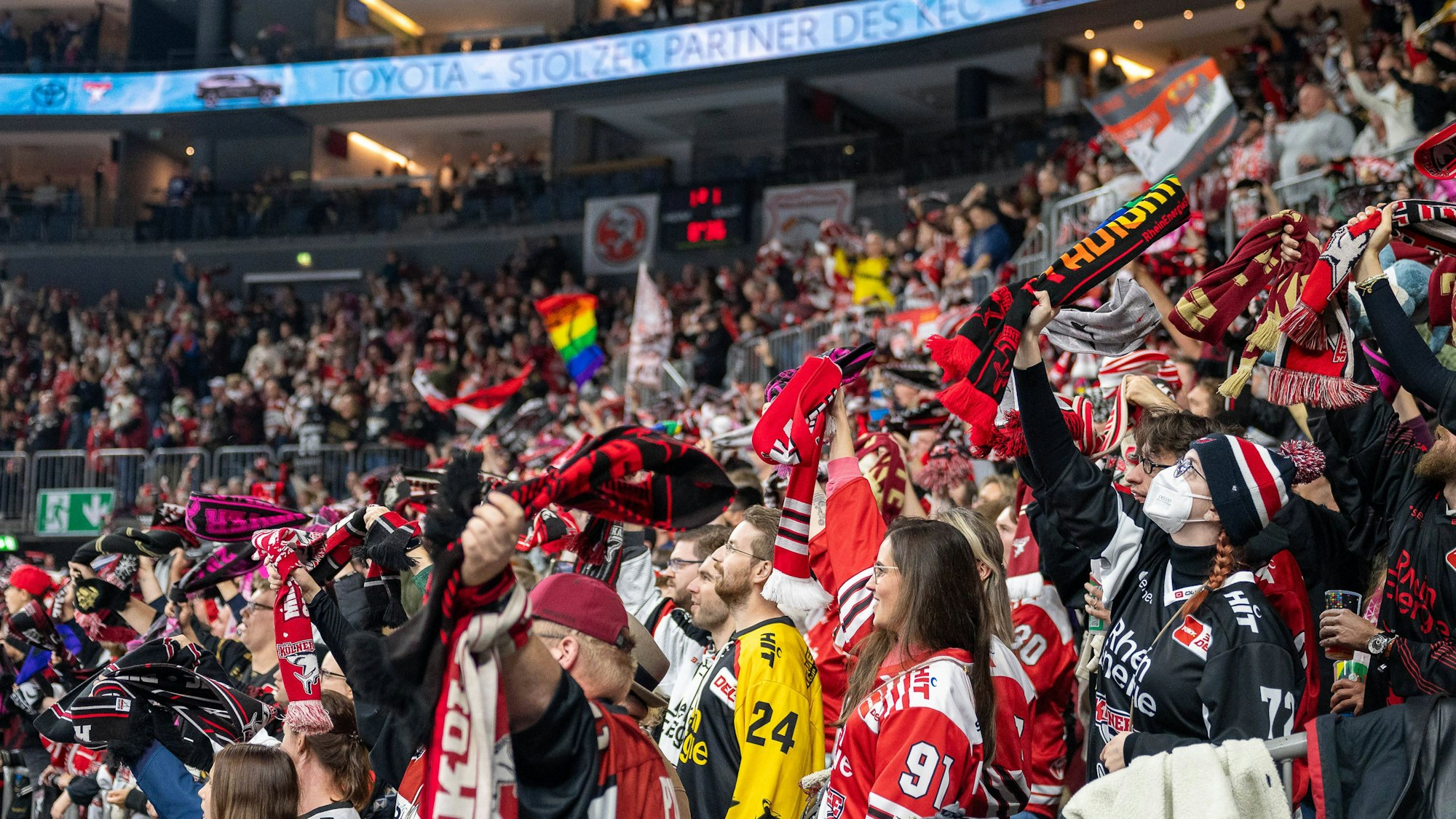 Koelner Fans feiern ihre Mannschaft friedlich in der Lanxess-Arena. Vor dem Derby zwischen den Kölner Haie und der DEG hatte es Fan-Randale gegeben.