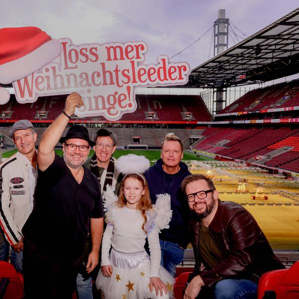Gruppenbild mit Musikern von „Loss mer Weihnachtsleeder singe“ im Stadion