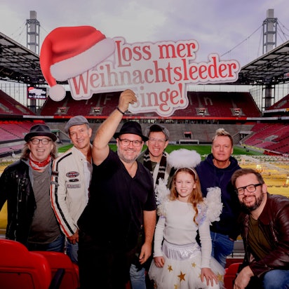Gruppenbild mit Musikern von „Loss mer Weihnachtsleeder singe“ im Stadion