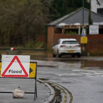 Ein Überschwemmungsschild steht in Warwickshire.