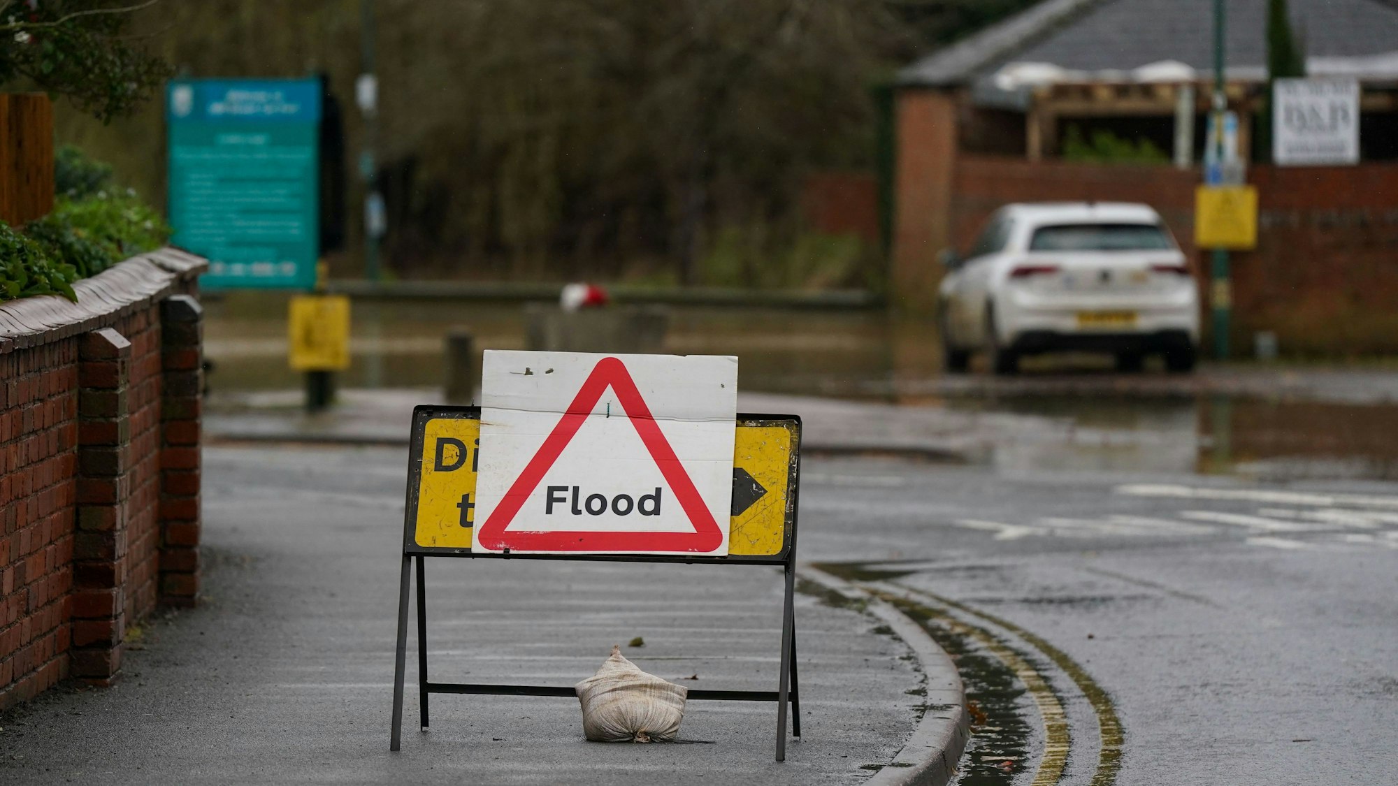 Ein Überschwemmungsschild steht in Warwickshire.