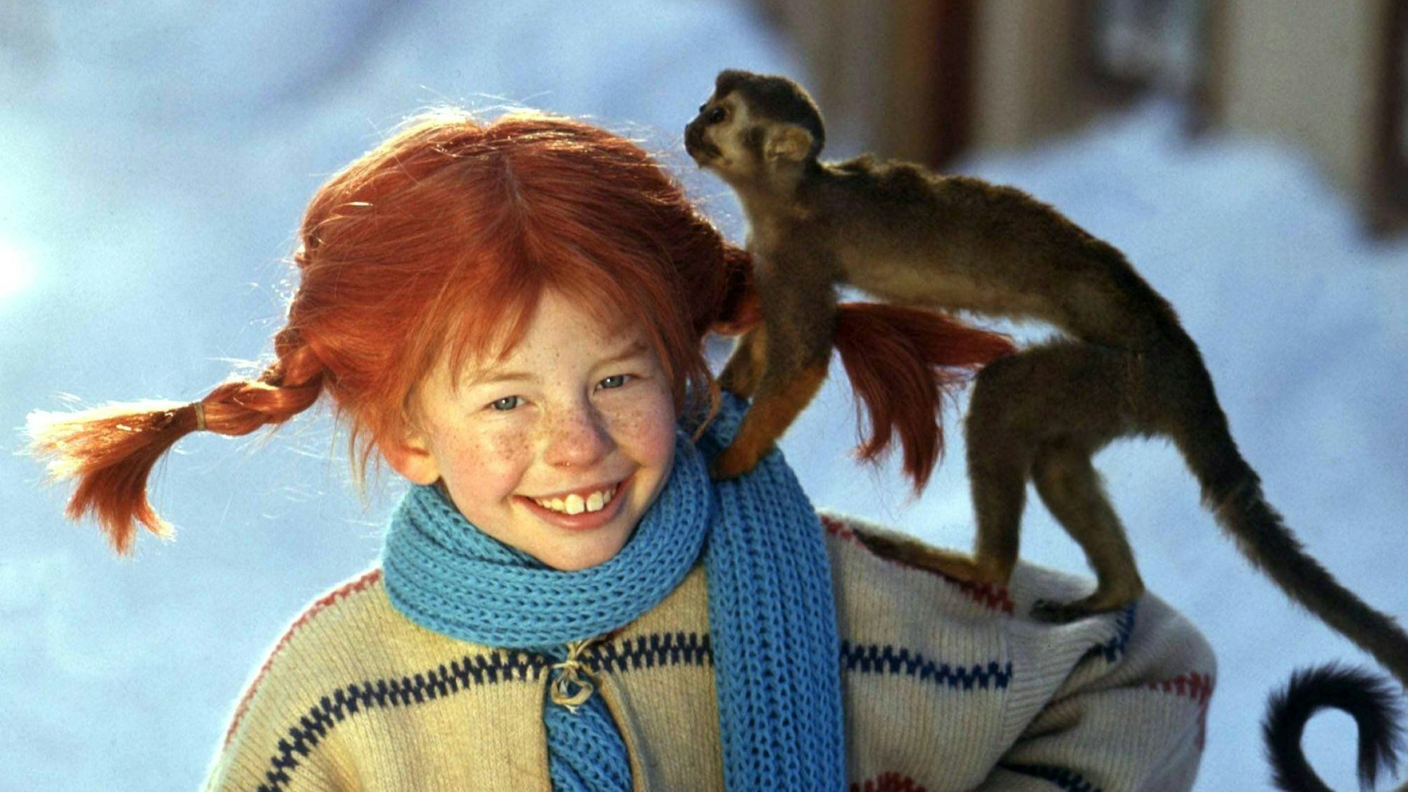 Inger Nilsson trägt ihr Äffchen „Herr Nilsson“ auf der Schulter spazieren.