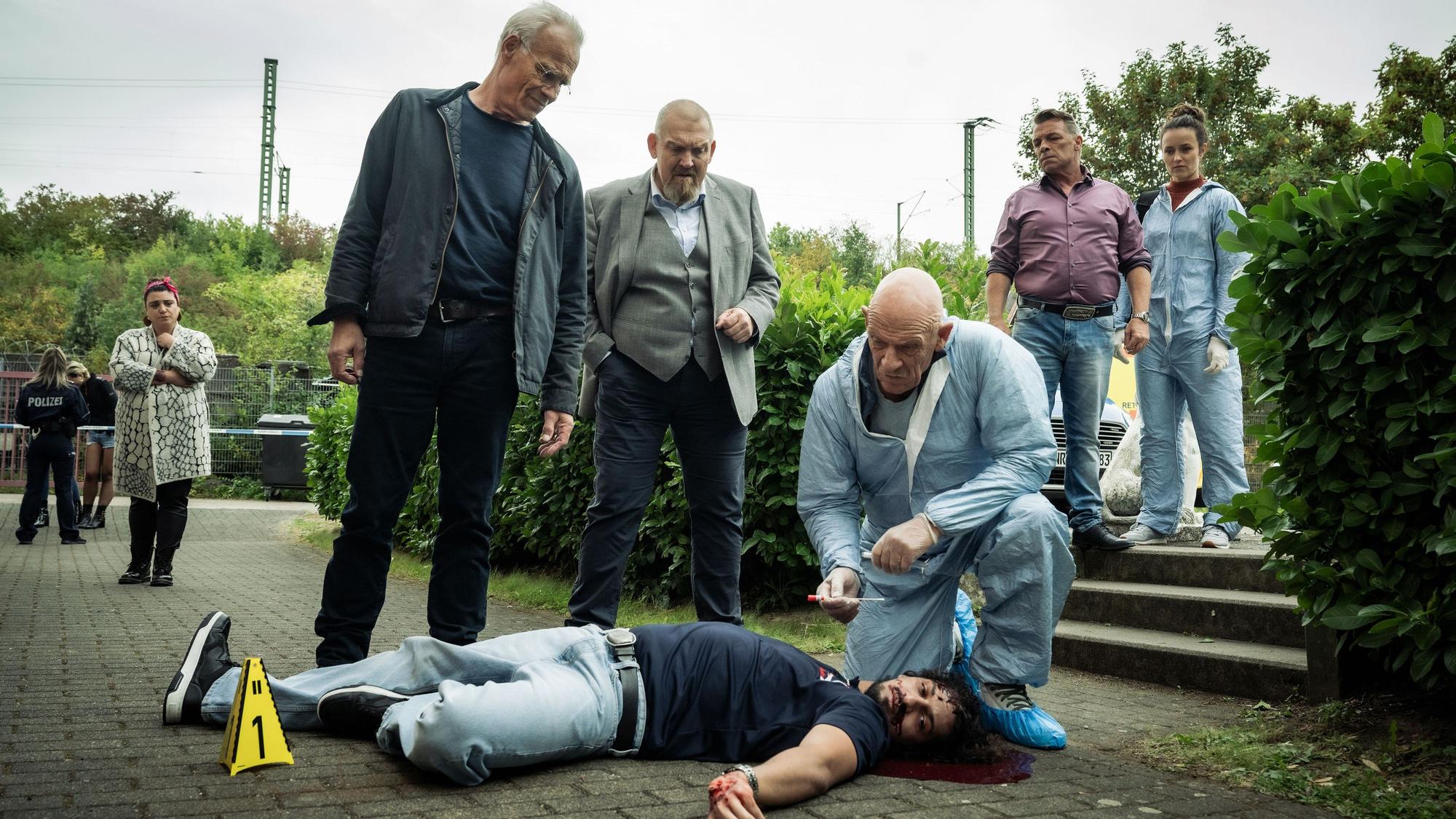 Das Ermittlerteam v.l.n.r. Max Ballauf (Klaus J. Behrendt), Freddy Schenk (Dietmar Bär) und der Rechtsmediziner Dr. Roth (Joe Bausch): Der Haustechniker des Eroscenters Malik Zeman (Mehdi Salim) wurde vom dem siebten Stock aus dem Fenster gestürzt.