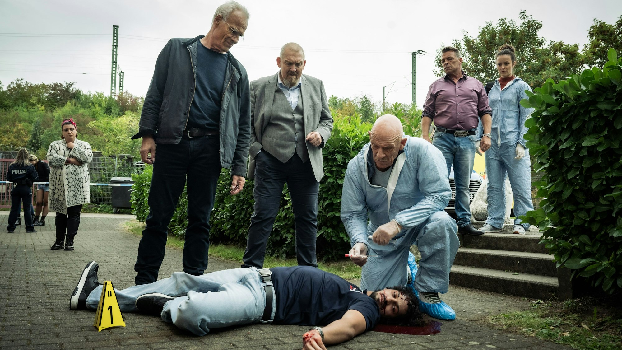 Das Ermittlerteam v.l.n.r. Max Ballauf (Klaus J. Behrendt), Freddy Schenk (Dietmar Bär) und der Rechtsmediziner Dr. Roth (Joe Bausch): Der Haustechniker des Eroscenters Malik Zeman (Mehdi Salim) wurde vom dem siebten Stock aus dem Fenster gestürzt.