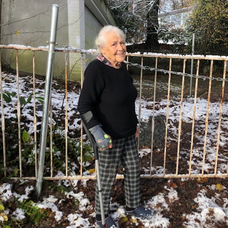 Irmintraut Fuchs an dem Zaun, den ihr Nachbar aufgebaut hat und der den Zugang zu ihrem Grundstück versperrt.