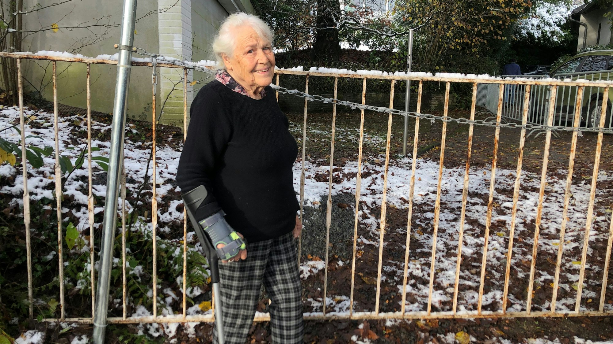 Irmintraut Fuchs steht vor dem Zaun, der sie in ihrem Haus einsperrt.