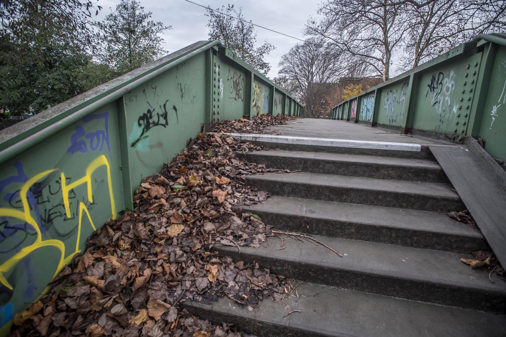 Die Leverkusener Stadtverwaltung will die Fußgängerbrücke aus Stahl hinter der Musikschule über den Europaring abbrechen, weil sie renovierungsbedürftig ist. Foto: Ralf Krieger