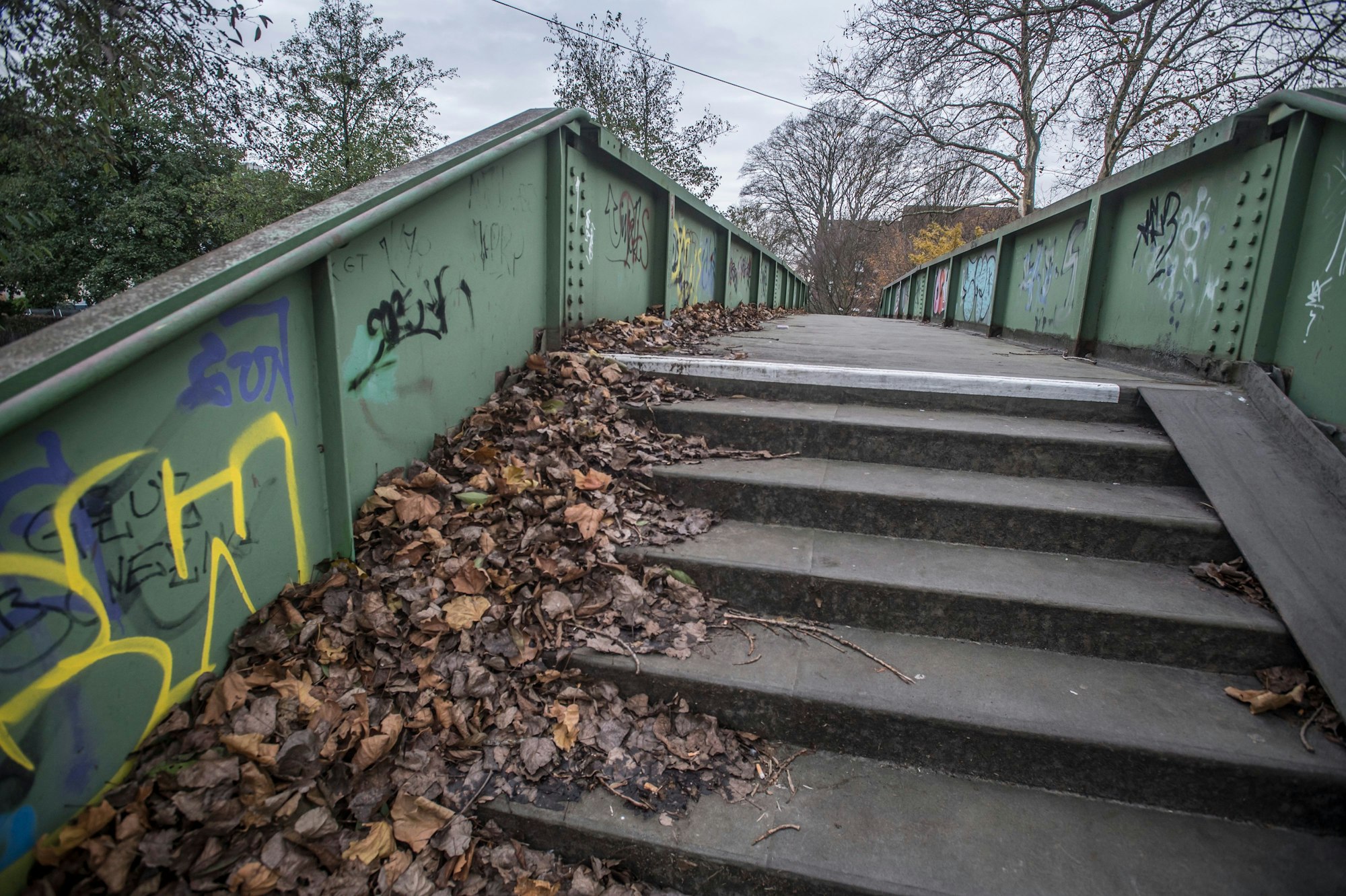 Die Leverkusener Stadtverwaltung will die Fußgängerbrücke aus Stahl hinter der Musikschule über den Europaring abbrechen, weil sie renovierungsbedürftig ist. Foto: Ralf Krieger