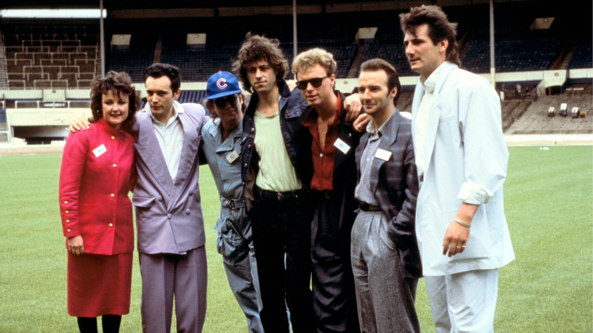 Pressekonferenz im Wembley-Stadion, London, mit Musikern wie Elton John, Bob Geldof von der Band Boomtown Rats, Gary Kemp und Tony Hadley von Spandau Ballet und Midge Ure, die für das Live-Aid-Konzert werben, das am 13. Juli 1985 in Wembley stattfindet. Pressekonferenz im Wembley-Stadion, London, mit Musikern wie Elton John, Bob Geldof von der Band Boomtown Rats, Gary Kemp und Tony Hadley von Spandau Ballet und Midge Ure, die für das Live-Aid-Konzert in Wembley am 13. Juli 1985 werben.