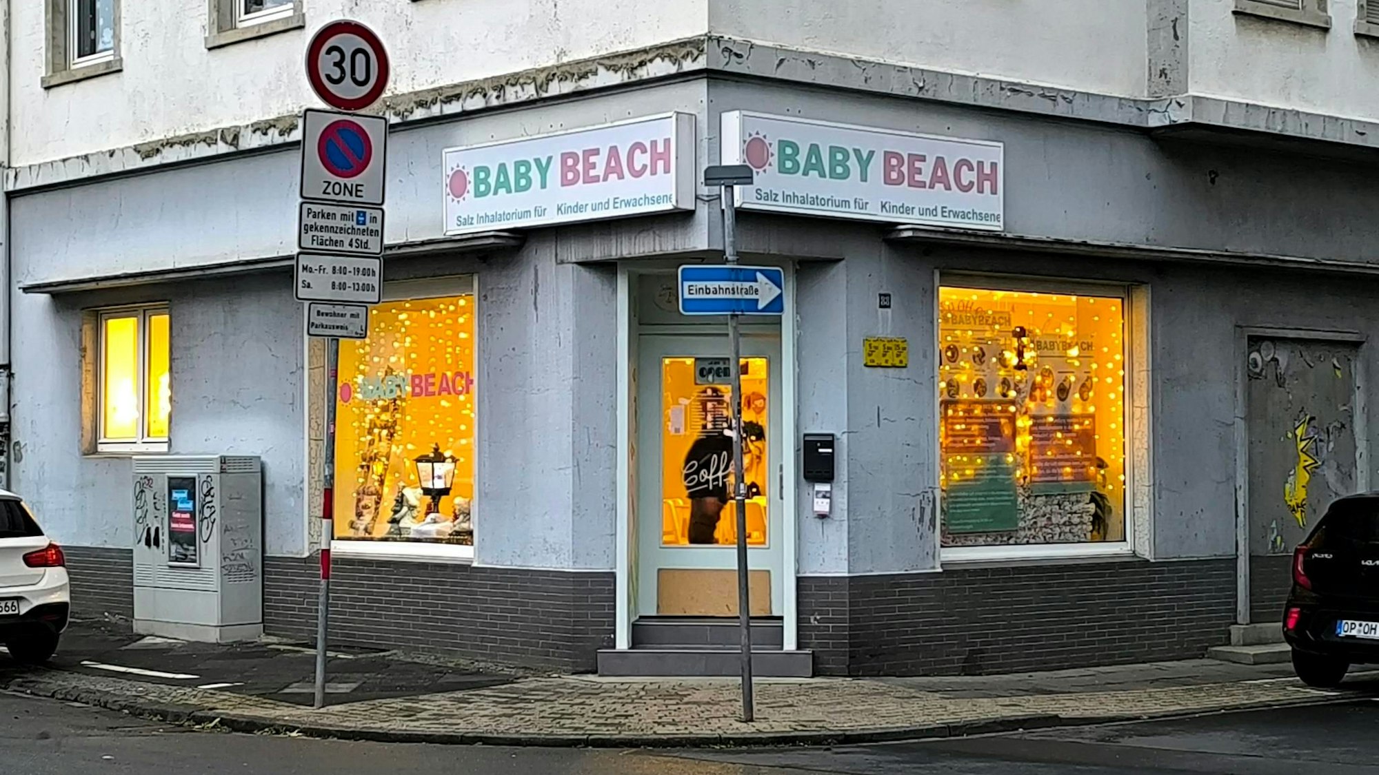 Babybeach Leverkusen ist ein Eltern-Kind-Café, das einen Salz-Spielplatz bietet, welcher Kinderkrankheiten lindern können soll. Hier ist es von außen fotografiert worden.