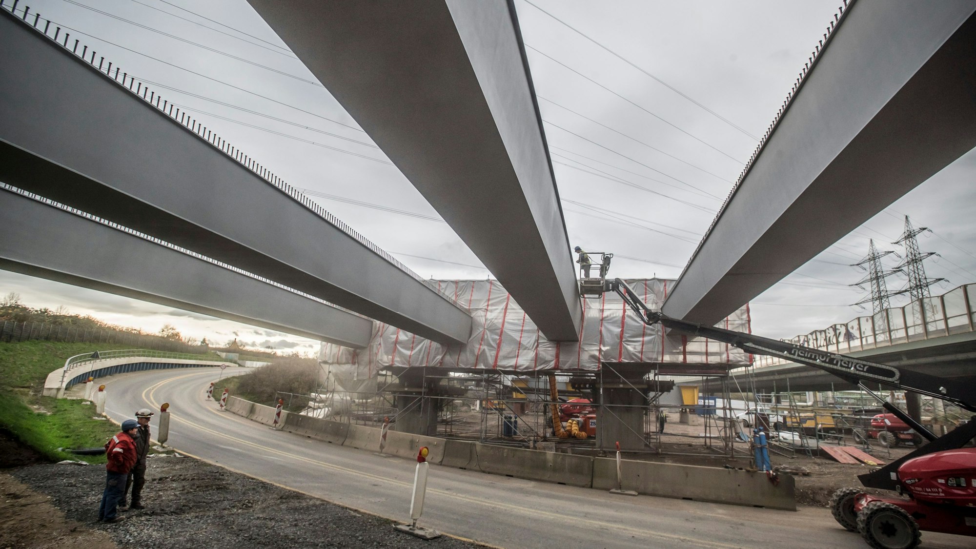 Die Hohlkästen für die neue A1-Fahrbahn über dem Westring bekommen die Betondecke, deshalb ist der Westring bis zum Samstag, 30. November, gesperrt.