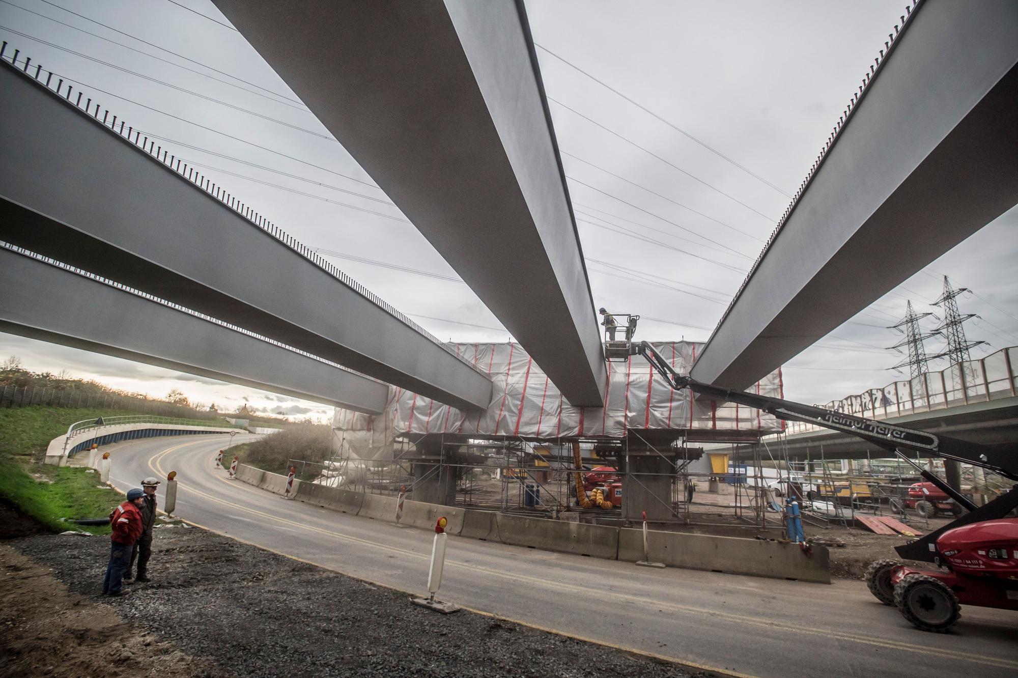 Die Hohlkästen für die neue A1-Fahrbahn über dem Westring