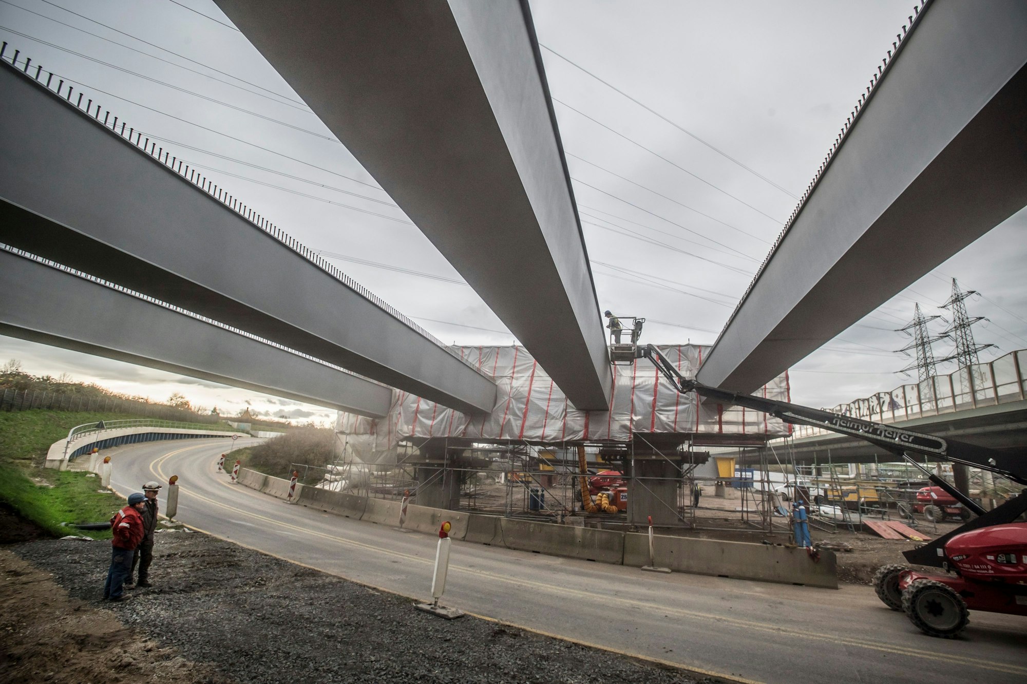 Die Hohlkästen für die neue A1-Fahrbahn über dem Westring
