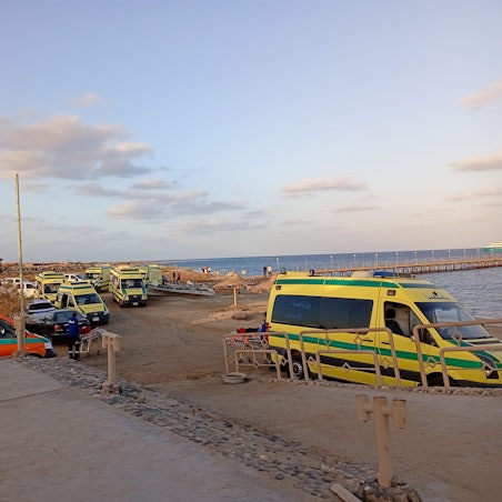 Rettungskräfte und Krankenwagen warten am Strand auf mögliche Überlebende, nachdem ein Touristenboot mit 45 Personen an Bord vor der Küste gesunken ist.