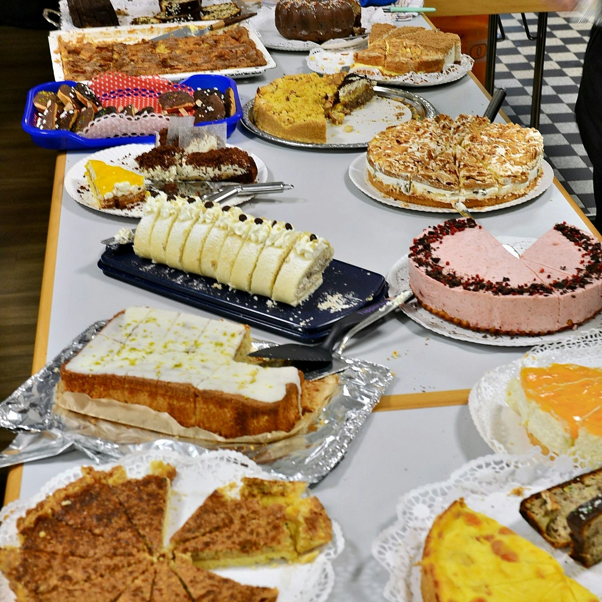 Auf einem Tisch stehen zahlreiche Torten und Kuchen zur Auswahl für die Basar-Besucher.