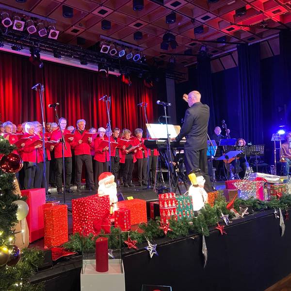 In vorweihnachtlichem Ambiente trug der traditionsreiche Männerchor mit Dirigent Andreas Biertz besinnliche und heitere kölsche Lieder vor.