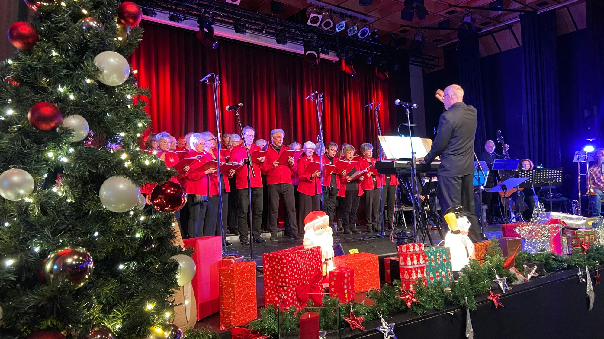 In vorweihnachtlichem Ambiente trug der traditionsreiche Männerchor mit Dirigent Andreas Biertz besinnliche und heitere kölsche Lieder vor.