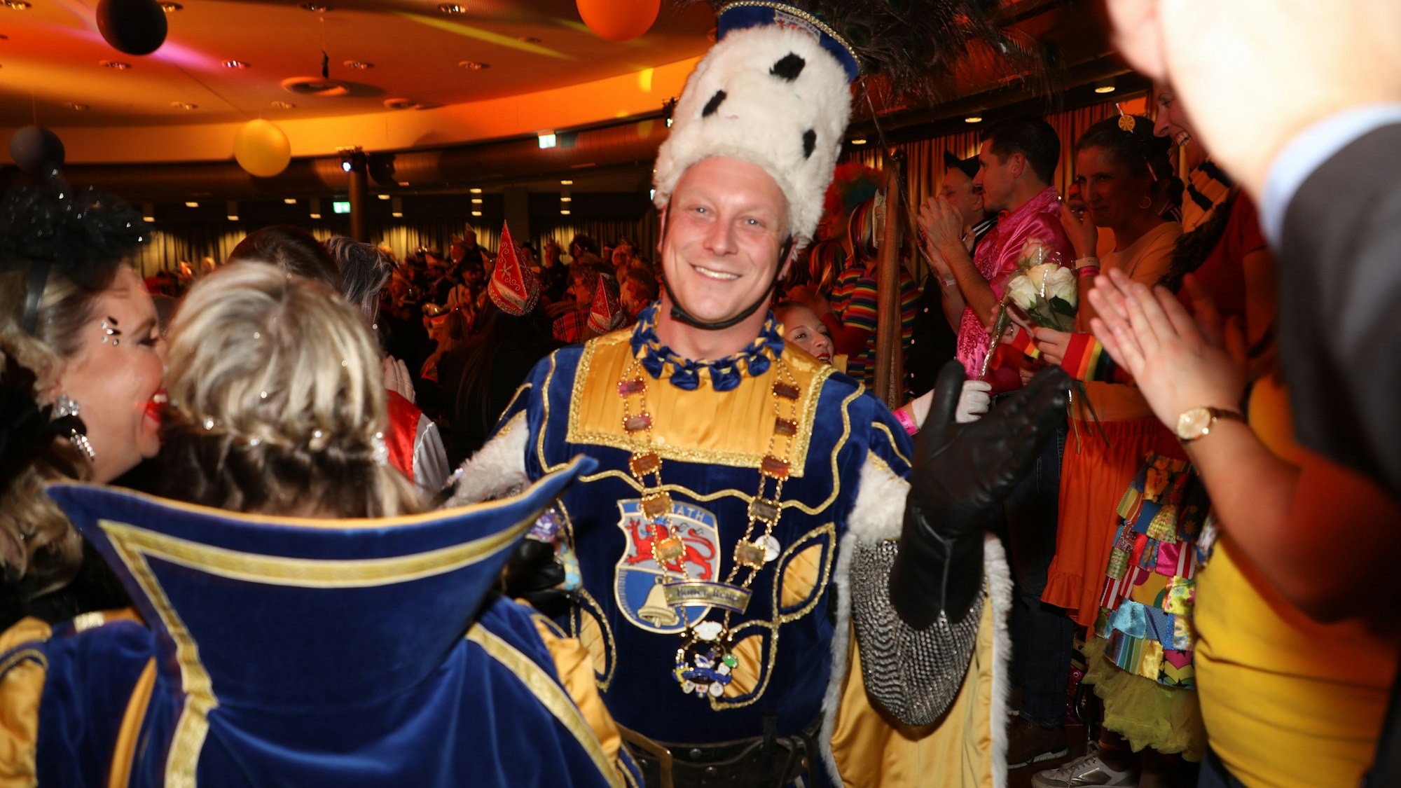 Bauer René (Doppstadt) geht bei Proklamation des Overather Dreigestirns durch das Publikum.