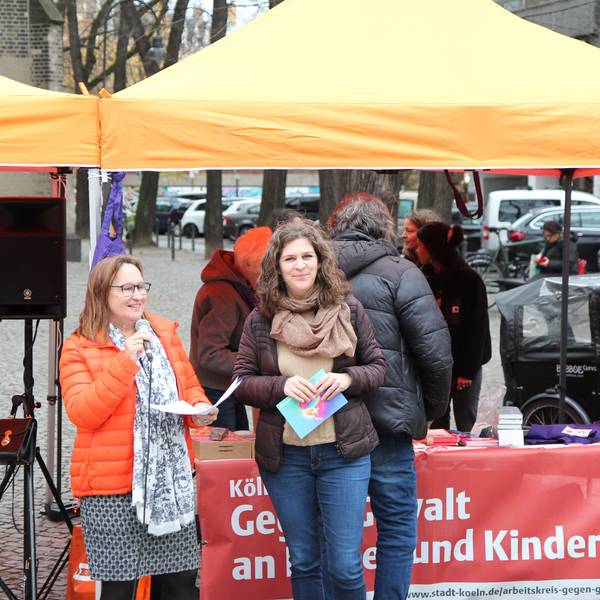 Kölns Bürgermeisterin Brigitta von Bülow (Grüne) und die Gleichstellungsbeauftragte eröffnen die Orange Days in Köln