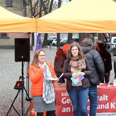 Kölns Bürgermeisterin Brigitta von Bülow (Grüne) und die Gleichstellungsbeauftragte eröffnen die Orange Days in Köln