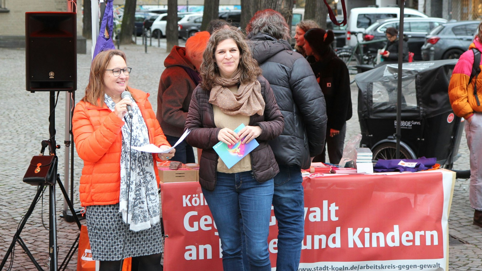 Kölns Bürgermeisterin Brigitta von Bülow (Grüne) und die Gleichstellungsbeauftragte eröffnen die Orange Days in Köln