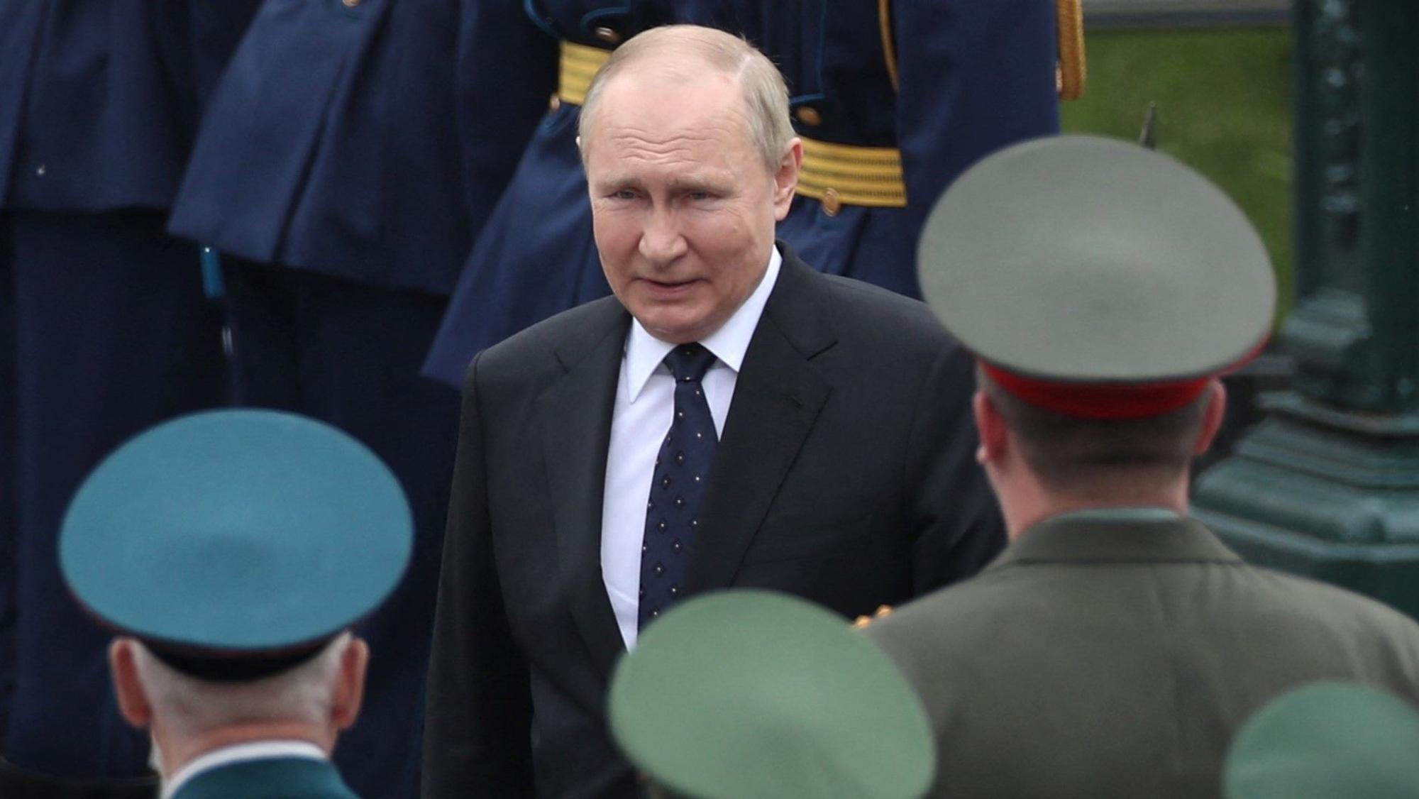 Kremlchef Wladimir Putin bei einer Zeremonie mit Militärpersonal. Aus Moskau kommen derzeit erneut Drohungen in Richtung Europa. (Archivbild)