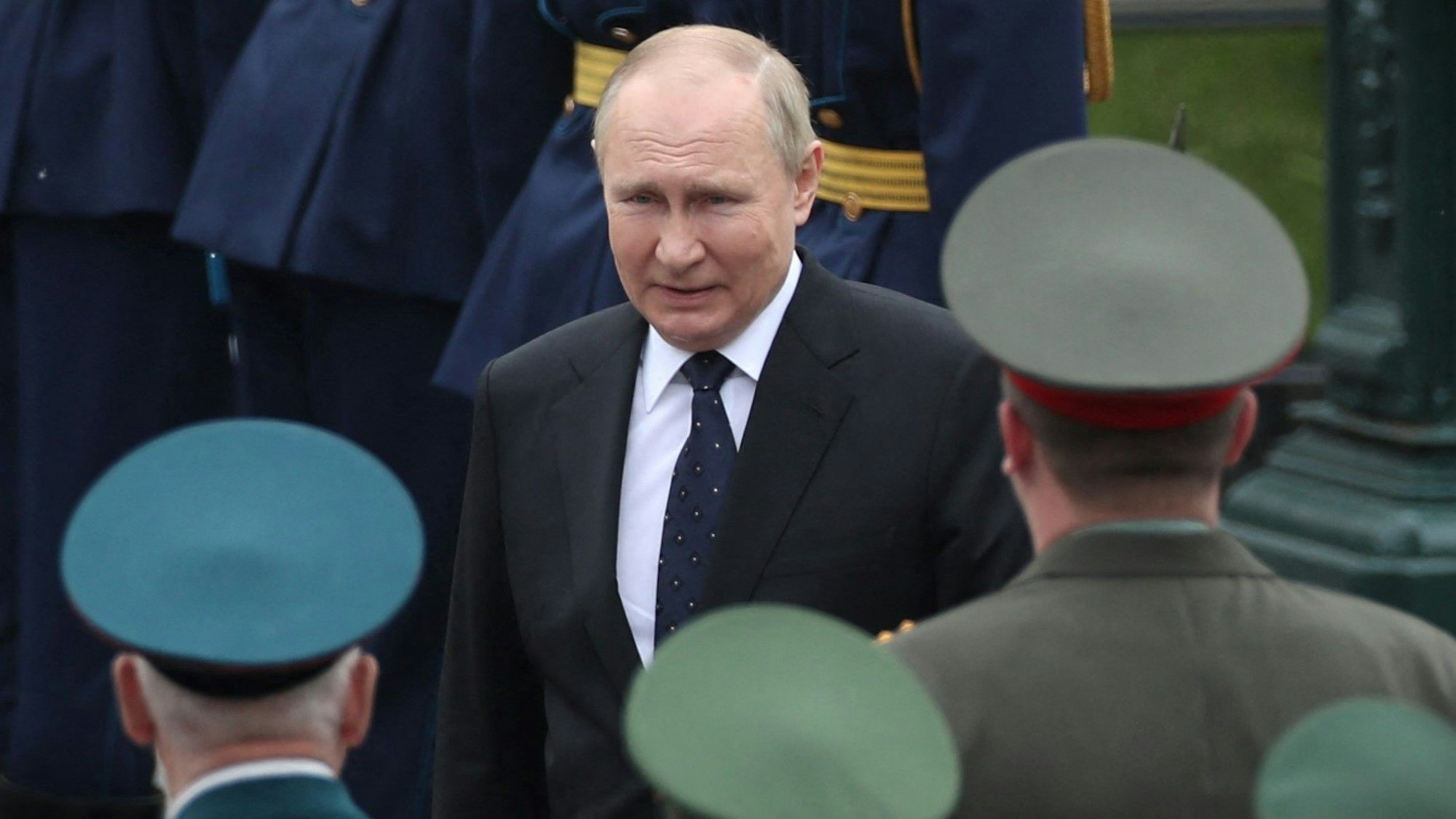 Kremlchef Wladimir Putin bei einer Zeremonie mit Militärpersonal. Aus Moskau kommen derzeit erneut Drohungen in Richtung Europa. (Archivbild)