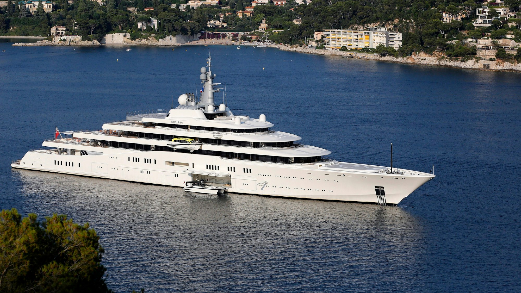 Die Luxusjacht Eclipse ankert im Juli 2013 in der Bucht von Villefranche-sur-Mer bei Nizza.