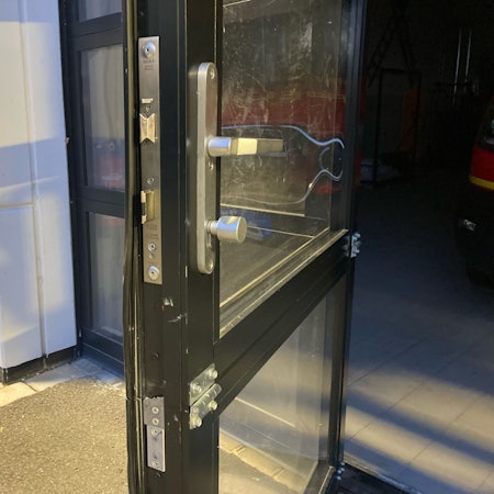 An einem Tor sind Aufbruchspuren zu erkennen.