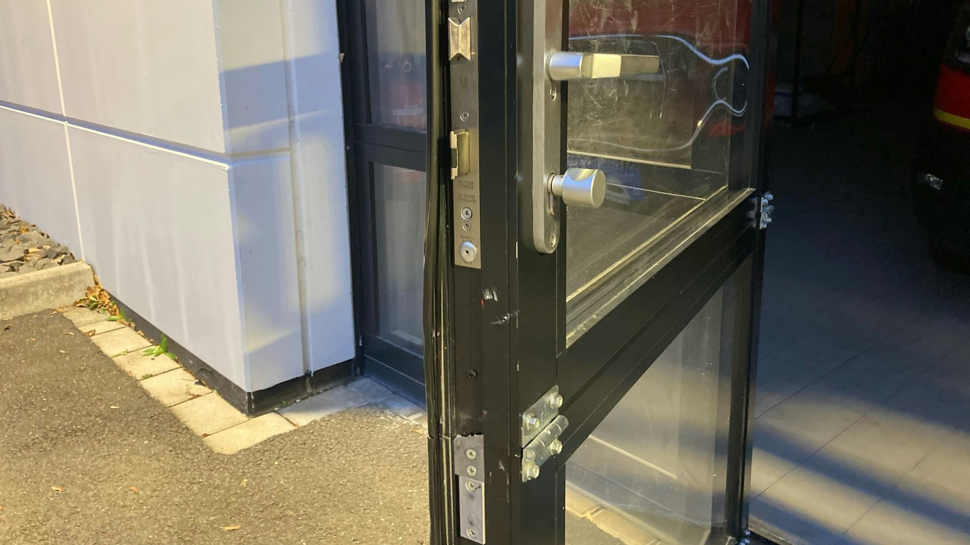 An einem Tor sind Aufbruchspuren zu erkennen.