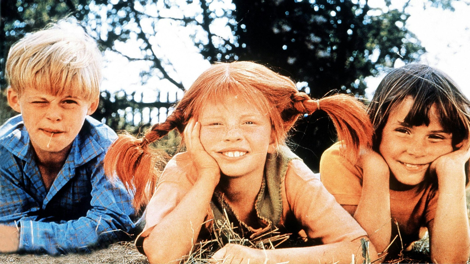 Tommy, Pippi Langstrumpf und Annika liegen zusammen