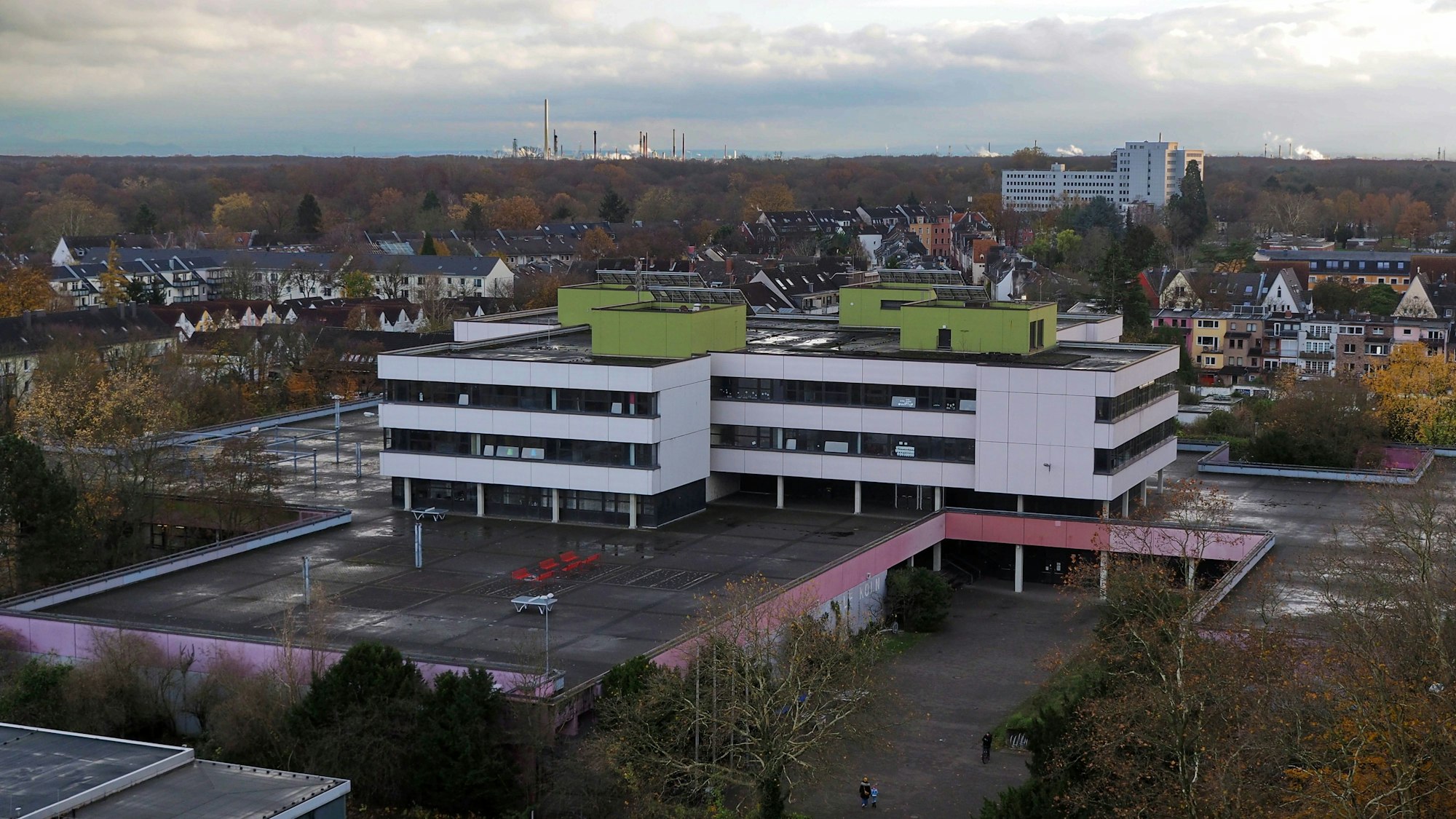 Zu sehen ist die sanierungsbedürftige Europaschule auf einer Luftaufnahme.