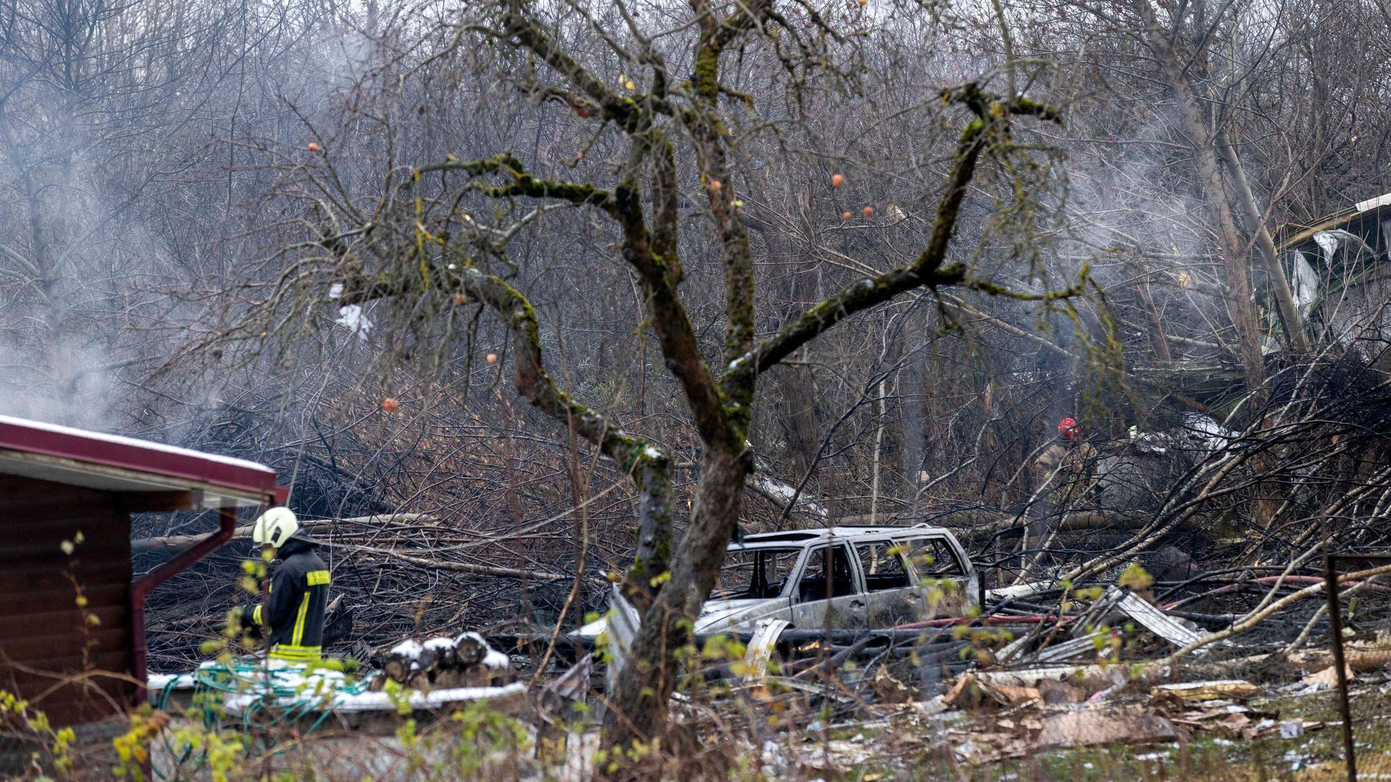 Mitarbeiter des litauischen Katastrophenschutzministeriums arbeiten in der Nähe der Stelle, an der ein DHL-Frachtflugzeug in ein Haus in der Nähe der litauischen Hauptstadt Vilnius, gestürzt ist.