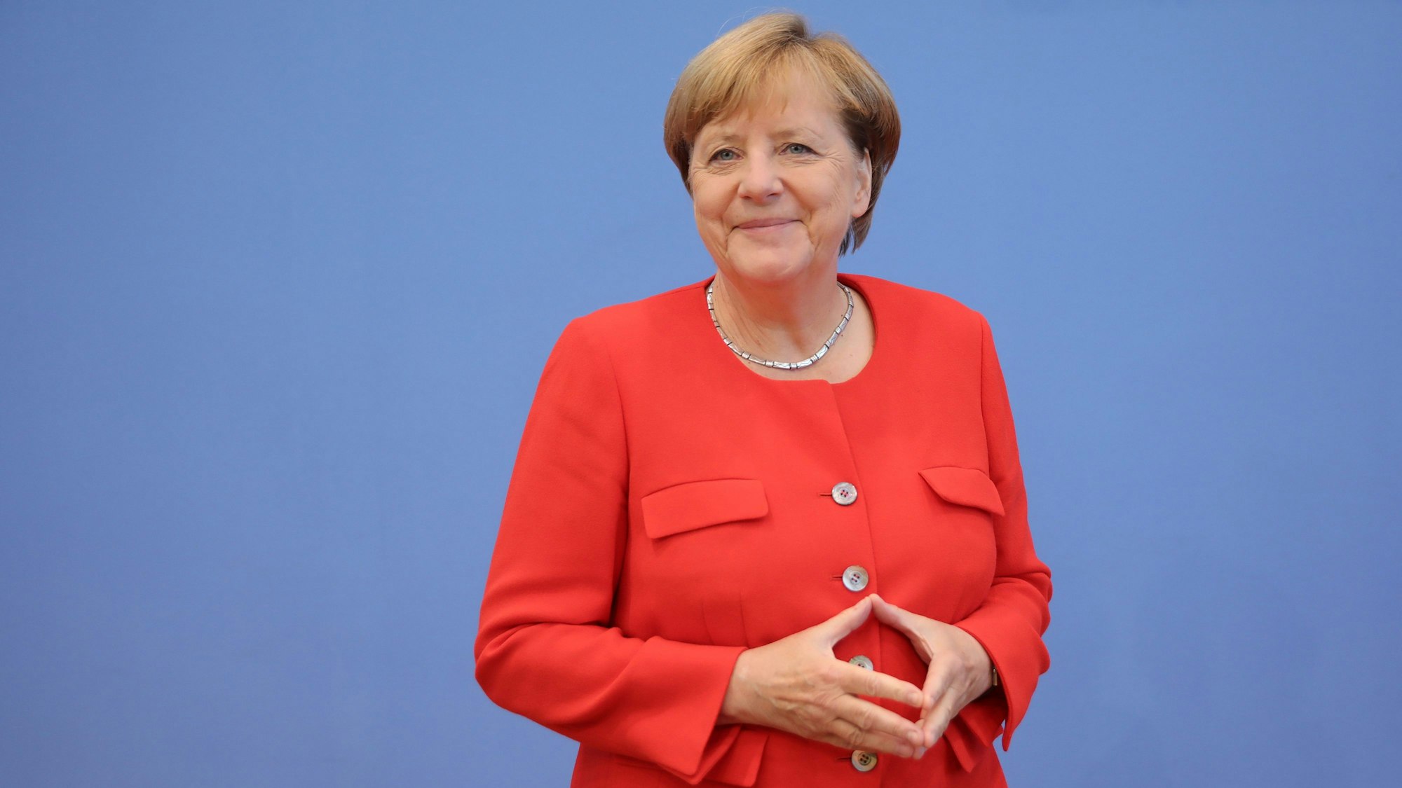 Ehemalige Bundeskanzlerin Angela Merkel (CDU) kommt in die Bundespressekonferenz in Berlin zur Sommer-Pressekonferenz und hat die Fingerspitzen aneinandergelegt.