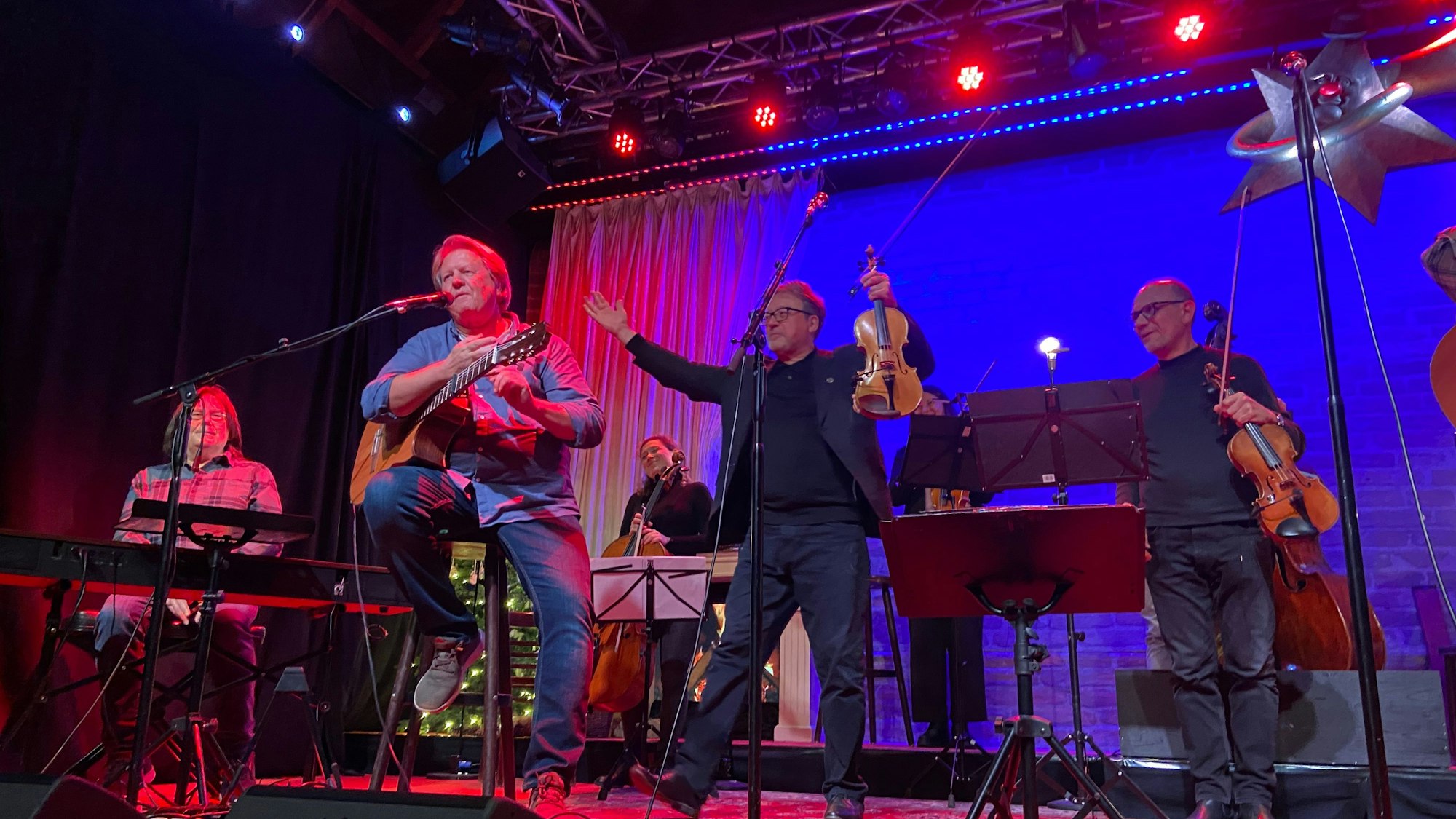 Roland Kulik (zweiter von links) mit einem Teil seines Ensembles. Seit 1996 ist die Kölsche Weihnacht für zig-tausend Gäste aufgeführt worden.