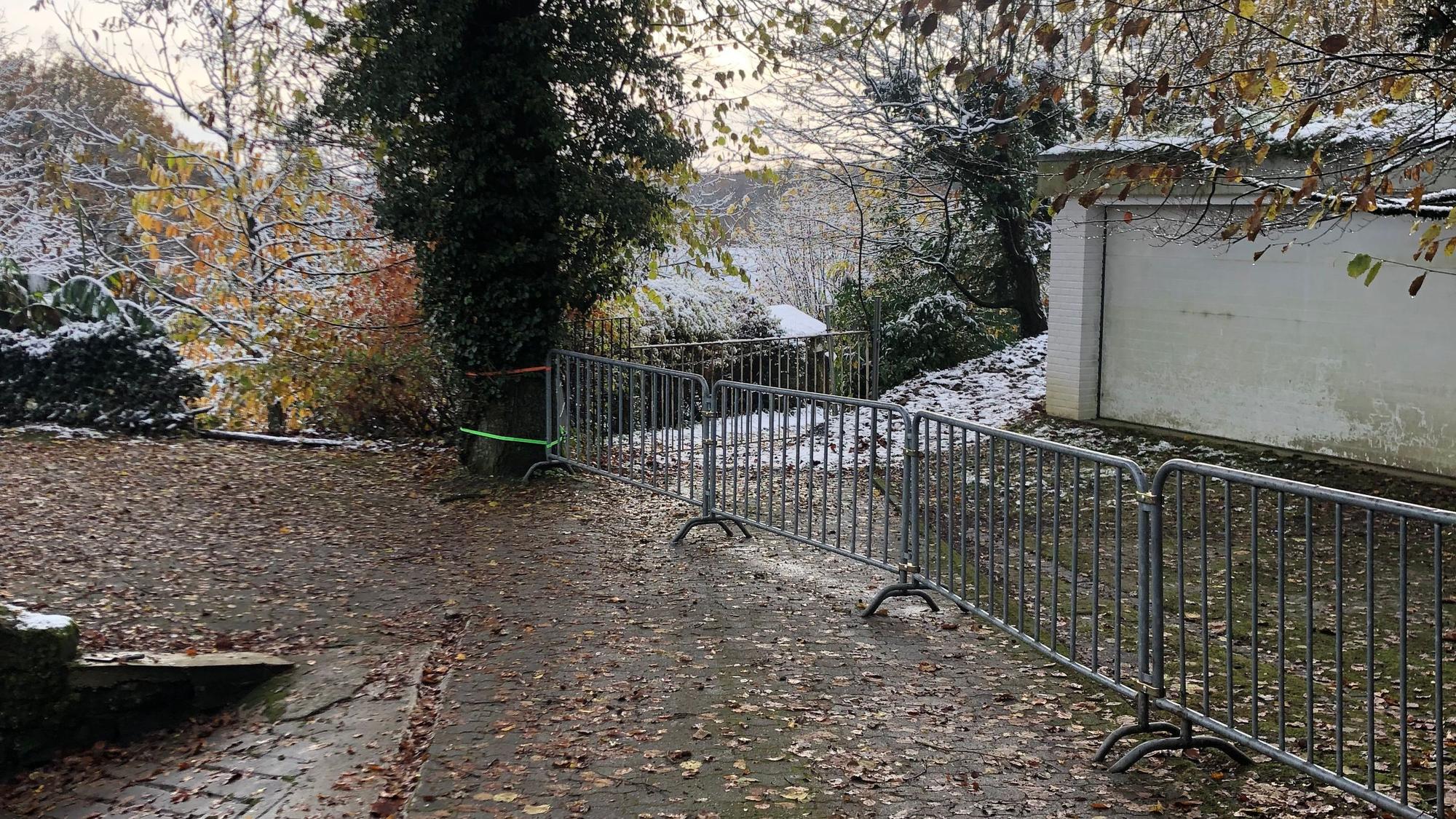 Mit einer Absperrung wird der Durchgang über das Grundstück des Nachbarn zum Haus von Irmintraut Fuchs blockiert.
