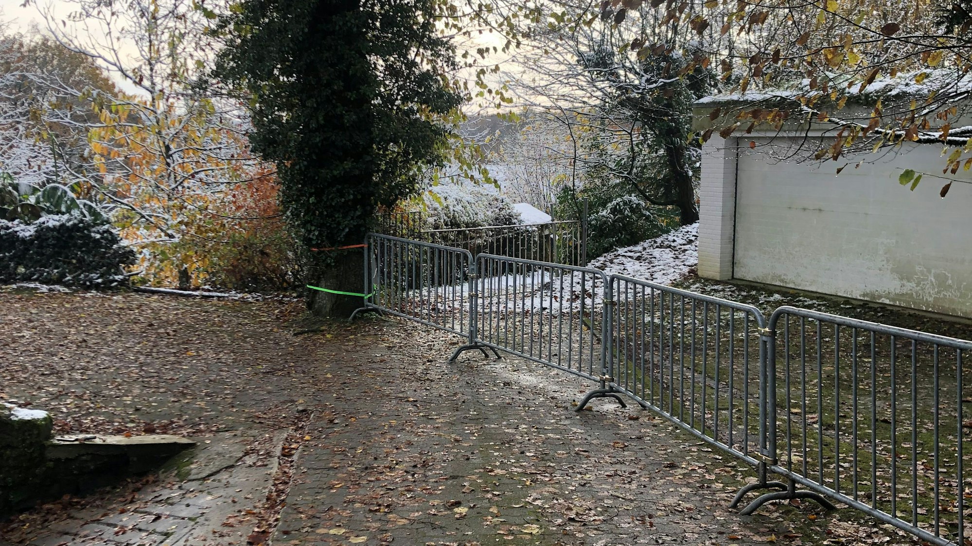 Mit einer Absperrung wird der Durchgang über das Grundstück des Nachbarn zum Haus von Irmintraut Fuchs blockiert.