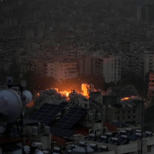Rauch und Flammen steigen nach einem israelischen Luftangriff auf Dahiyeh auf.