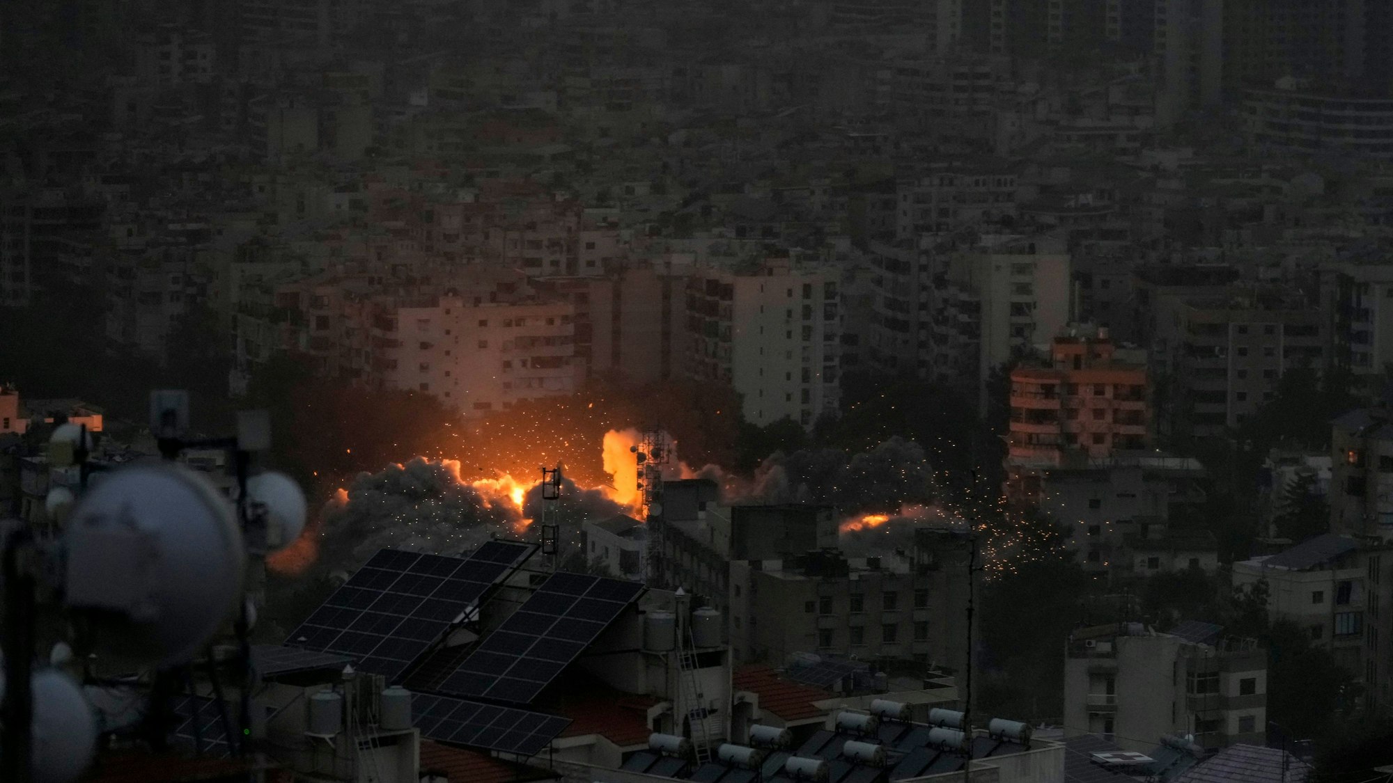 Rauch und Flammen steigen nach einem israelischen Luftangriff auf Dahiyeh auf.