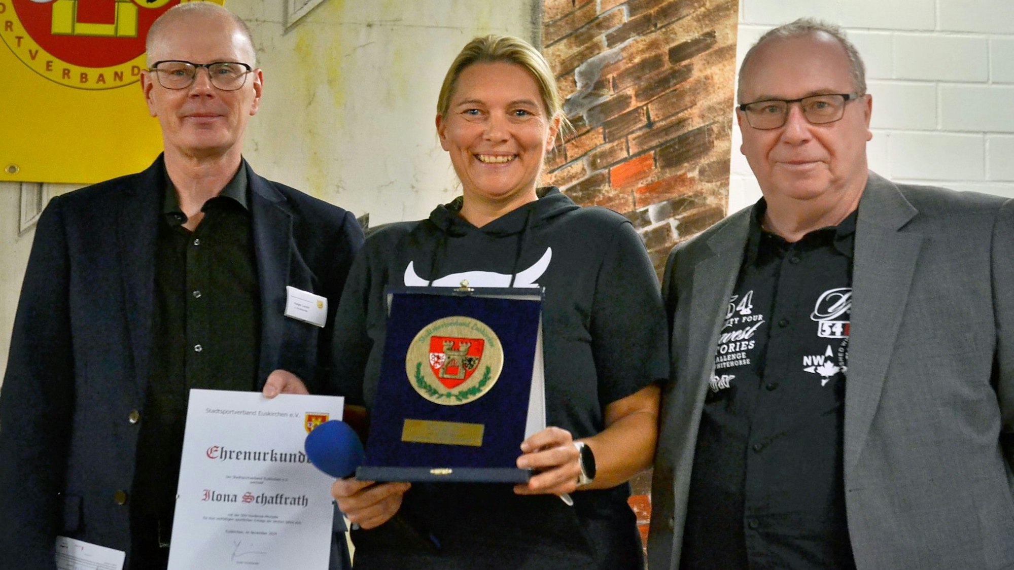 Ilona Schaffrath mit Ehrenmedaille, SSV-Chef Holger Lossin und SSV-Ehrenmitglied Claus-Werner Fleischhauer.