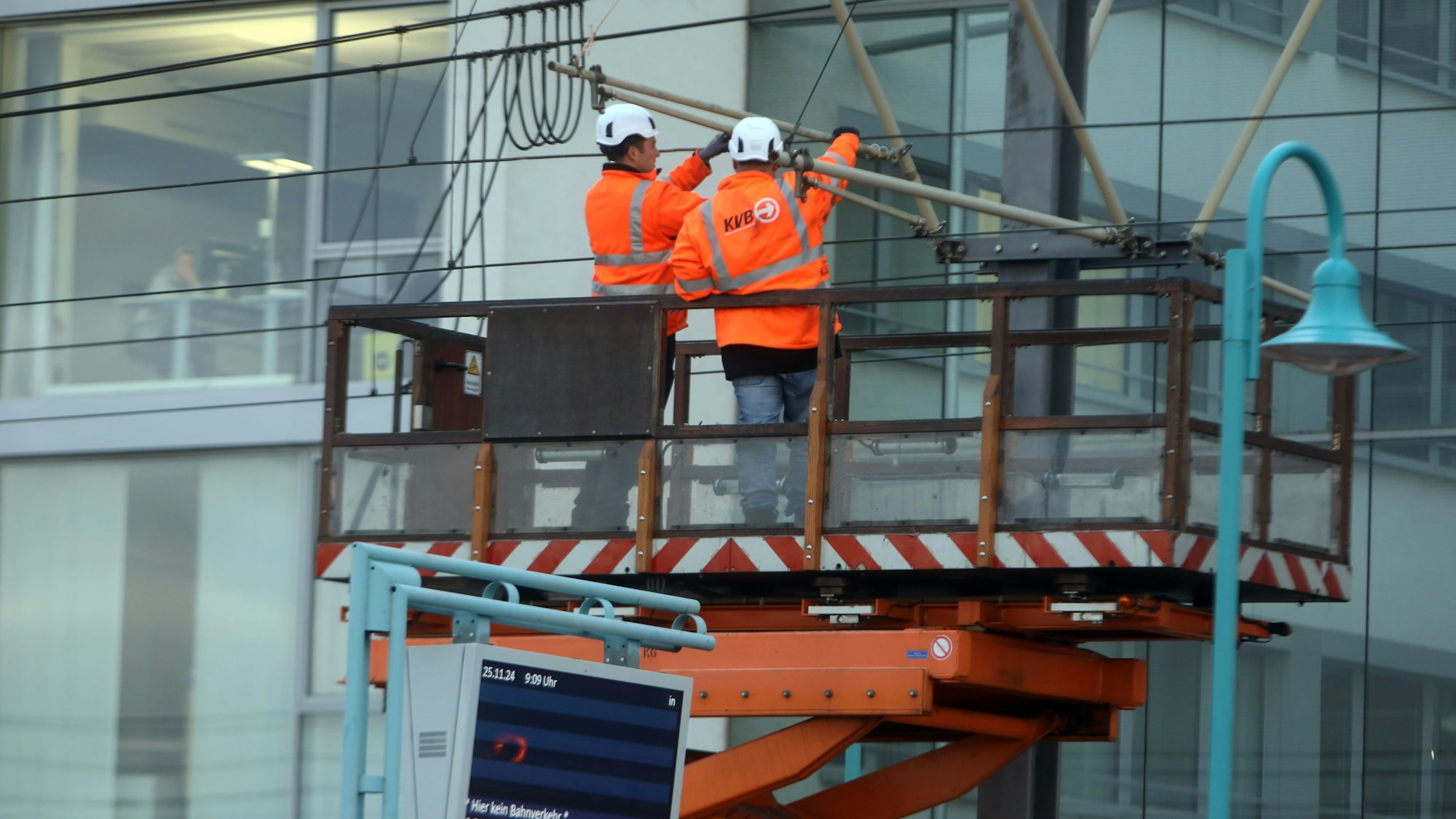25.11.2024, Köln: Auf der Siegburger Straße in Poll hat ein Schwerlastransport ein KVB Oberleitung abgerissen. Foto: Arton Krasniqi