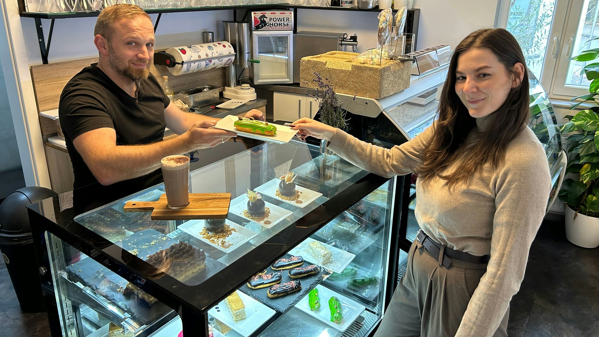 Denis Schneider (42) steht jeden Tag selbst hinter der Theke seines neuen Eiscafés.