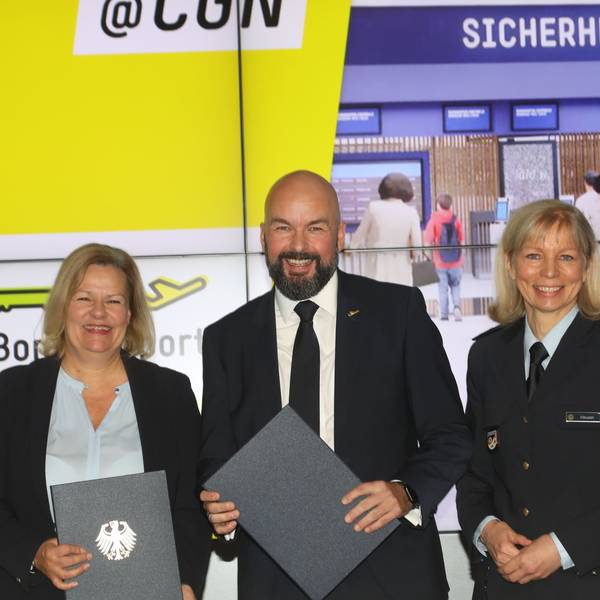 Bundesinnenministerin Nancy Faeser (l.) und Barbara Heuser (r.) übergaben Flughafenchef Thilo Schmid am Montag die Hoheit über die Sicherheitskontrollen.