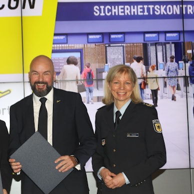 Bundesinnenministerin Nancy Faeser (l.) und Barbara Heuser (r.) übergaben Flughafenchef Thilo Schmid am Montag die Hoheit über die Sicherheitskontrollen.